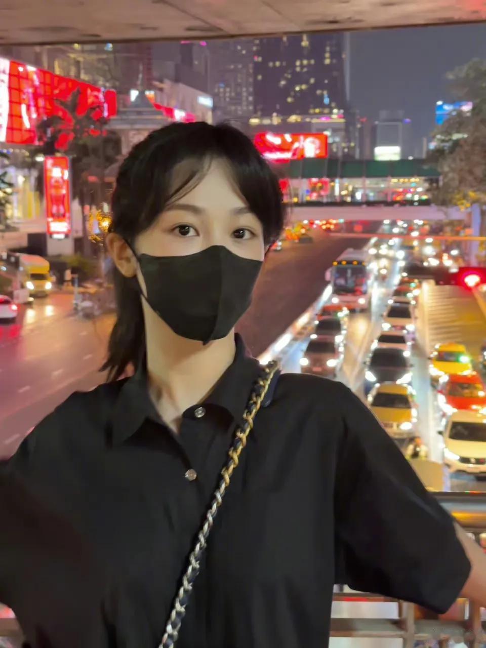 杨紫在泰国游玩，可是她吃的是什么？还是紫色的，是面条还是米米线？大紫吃小紫[呲牙