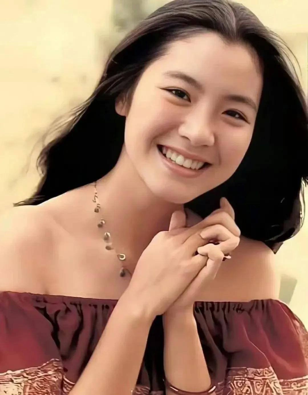 21岁的杨紫琼竟然是个甜妹！

原来杨紫琼以前是这样子，长相甜美，谁能想到杨紫琼