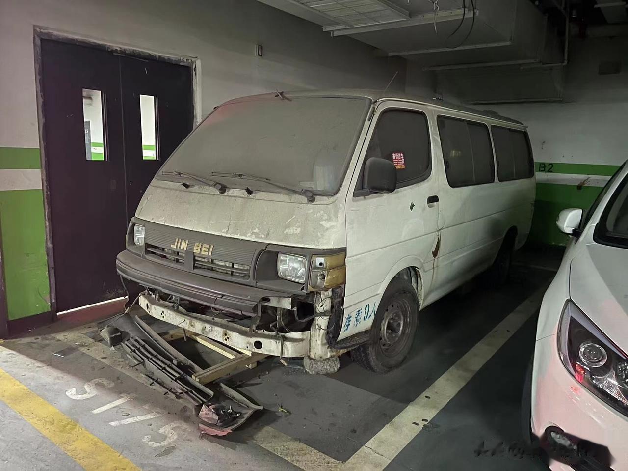 停在地库里的报废车，被潮湿的空气和尘土侵蚀，如今已经变成了这幅破旧不堪的样子。话