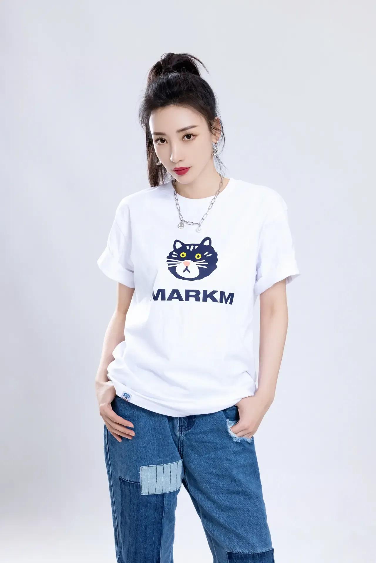 柳岩穿白色体恤，扎高马尾，看上去少女感十足，把最简单的体恤穿出了与众不同的高级感