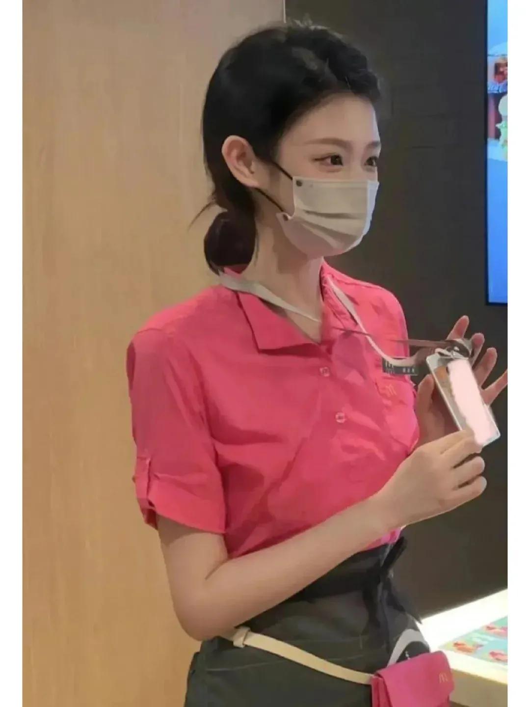 金拱门是懂中国的[赞]
制服工装是真的好看，服务人员都是年轻漂亮的美女，这是掌握