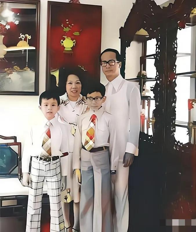 这是拍摄于70年代李嘉诚的全家福，照片中的是李嘉诚、妻子庄月明、长子李泽钜、儿子