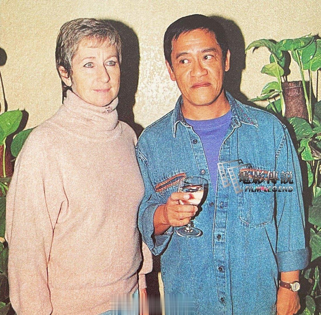 1993年，吴耀汉与太太一起参加电影《抢钱夫妻》举办的慈善首映礼。 ​​​