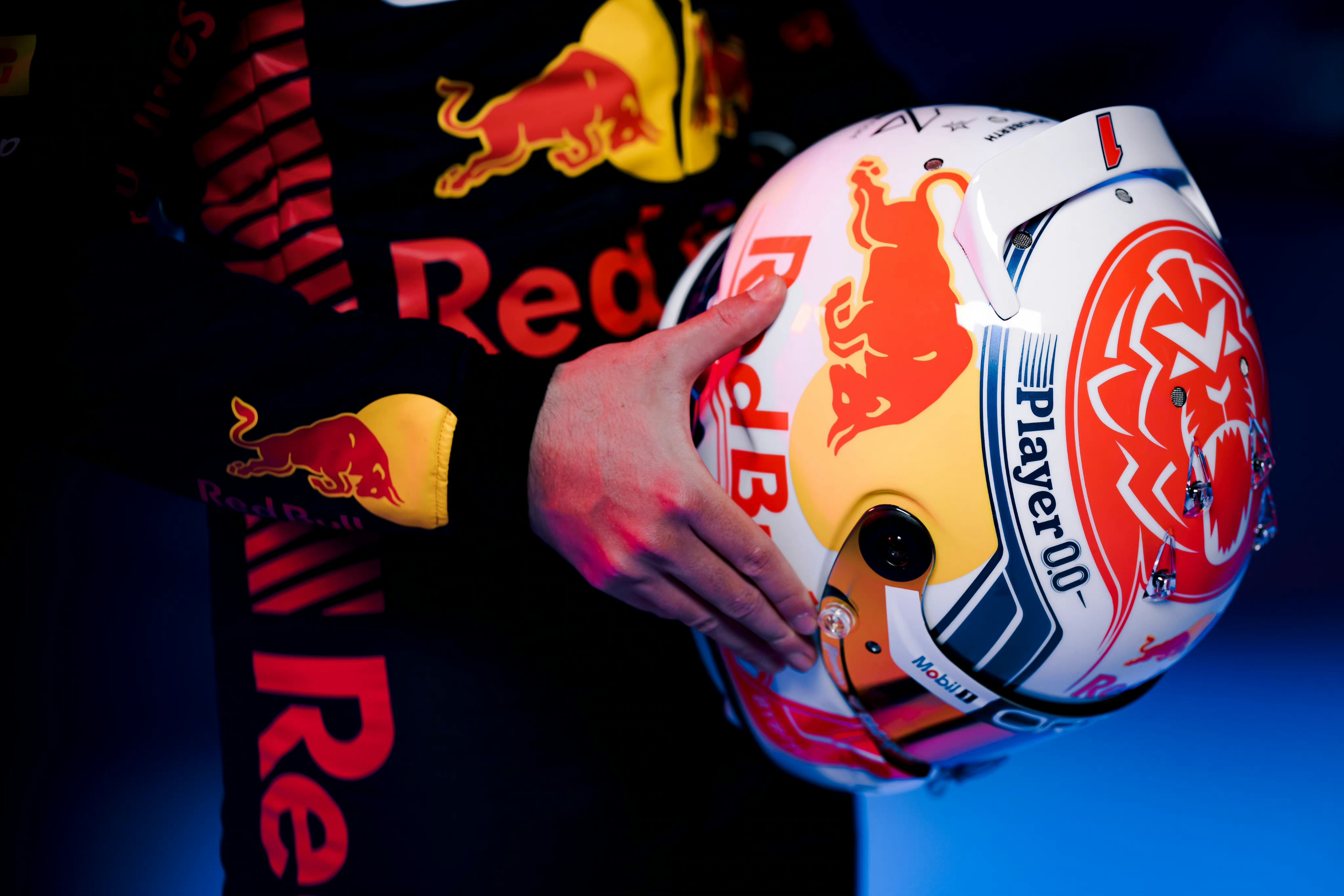 维斯塔潘和佩雷兹2023新赛季的头盔涂装!#F1##赛车# ​​​#Car时尚#