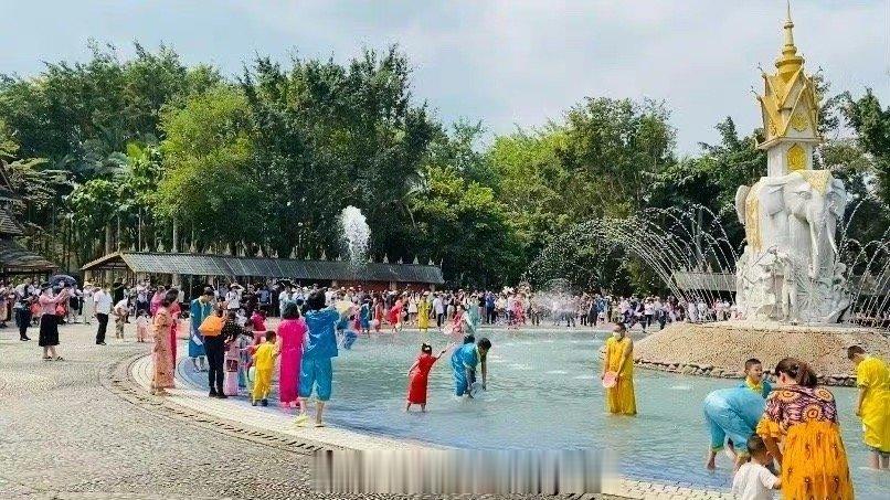 【过欢乐泼水节，欣赏傣族歌舞！#暖春心动季#  】泼水节的水，是吉祥的水，是快乐