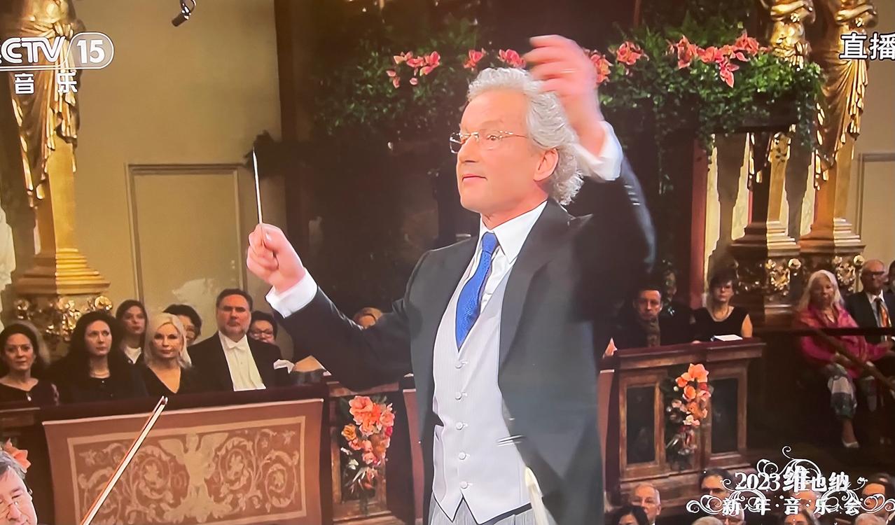 今年的维也纳新年音乐会，由弗朗兹·威瑟·莫斯特指挥，今天的曲目大多是之前很少演奏