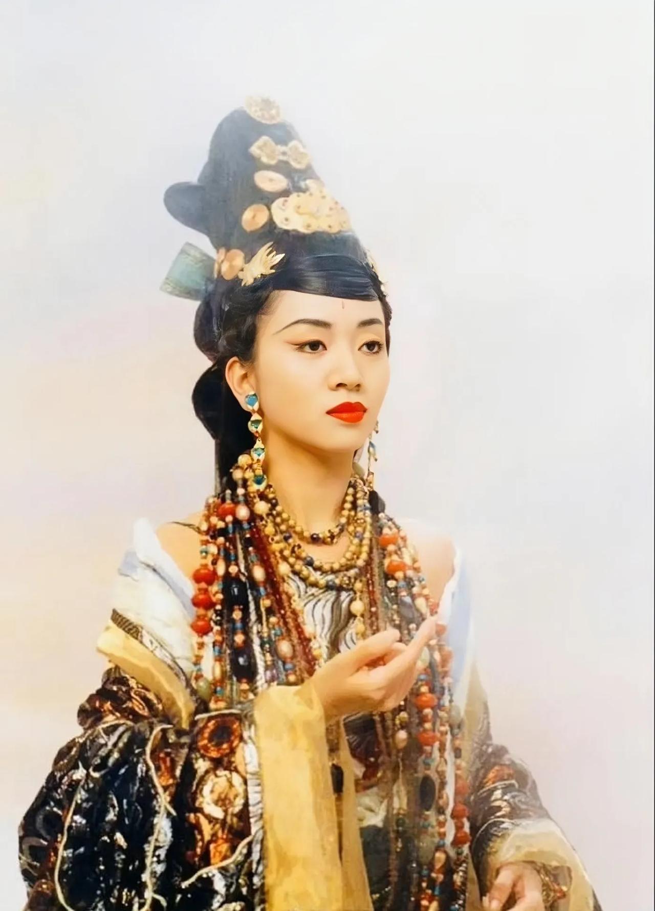 年轻时的梅艳芳的一组古装造型照，那时的她高贵典雅，优雅迷人。
年轻时的梅艳芳风华