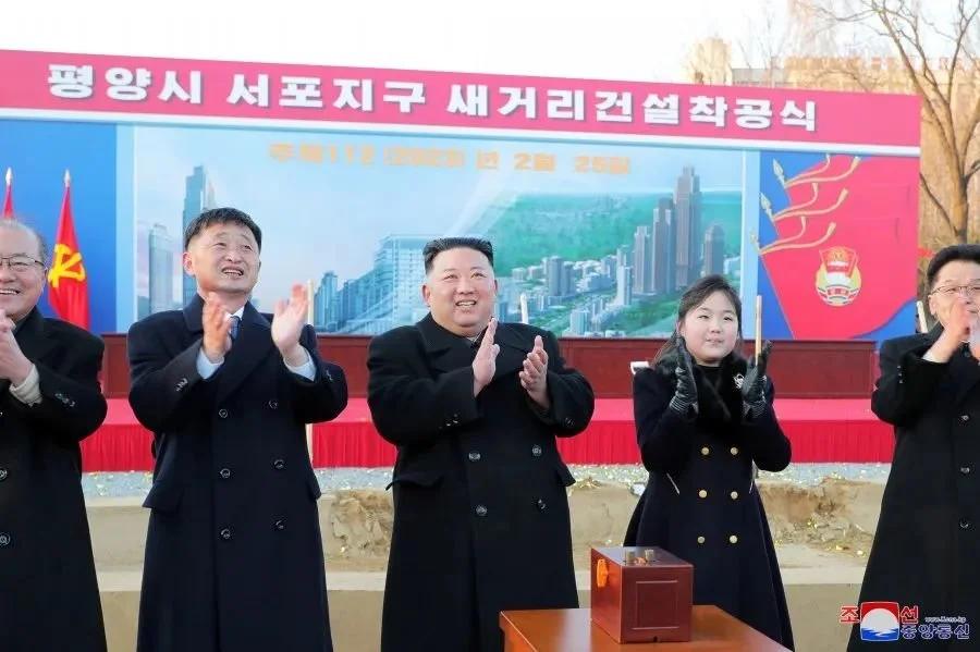 金正恩女儿频繁出席重要活动，她难道不上学吗？
2月25日，朝鲜平壤市西浦地区新居