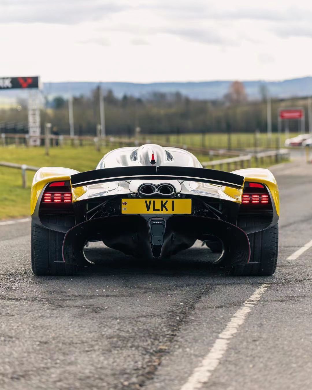 赛道日的亮黄色阿斯顿马丁Valkyrie[憧憬] ​​​