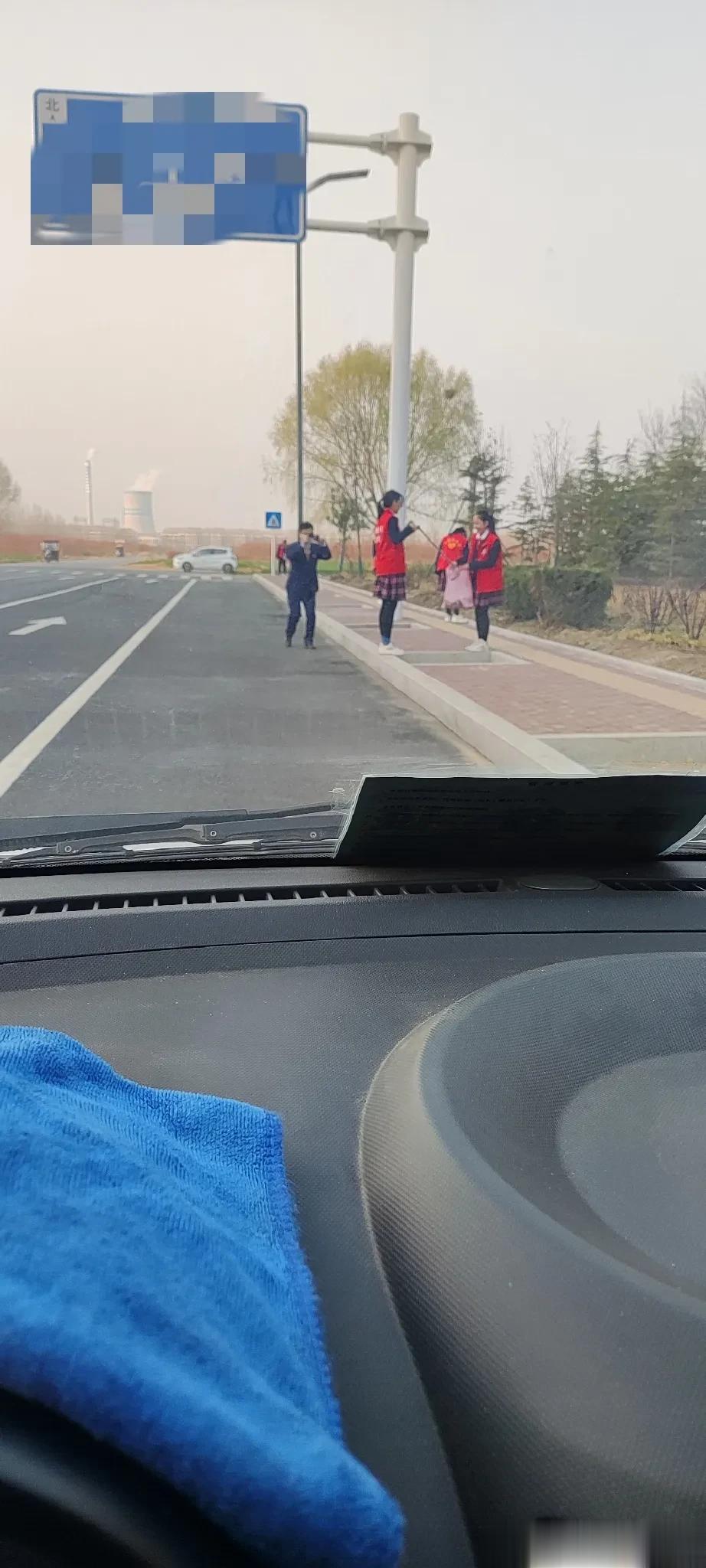 红马甲，花裙子，好漂亮的几个靓丽风景线，浩浩荡荡一群人，路上找到一块儿小垃圾，一