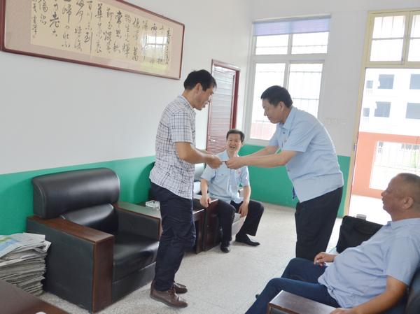 尊师重教是中华民族的传统美德，9月8日上午，新野县人民法院党组成员、副院长雷韶南