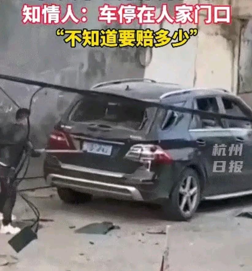奔驰车被砸得面目全非！
海口一辆奔驰车，无视“禁止停车，后果自负”警示，将车停在