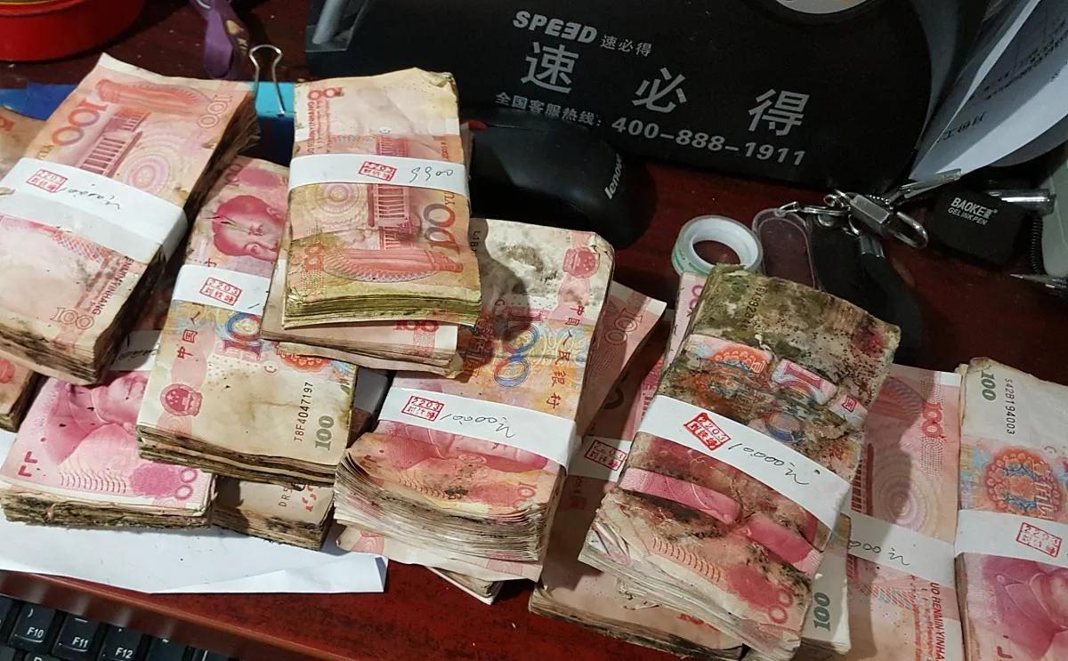 近日有一则新闻报道称，一位老人将13万多现金藏于墓中，结果几乎全部发霉。据悉，该