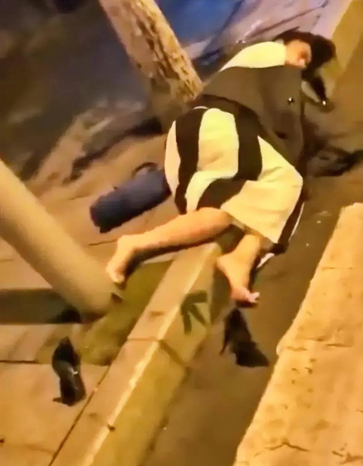女子遭到两名流浪汉的性侵，起因是她的闺蜜邀请她去酒吧蹦迪，但她的老公坚决反对。然
