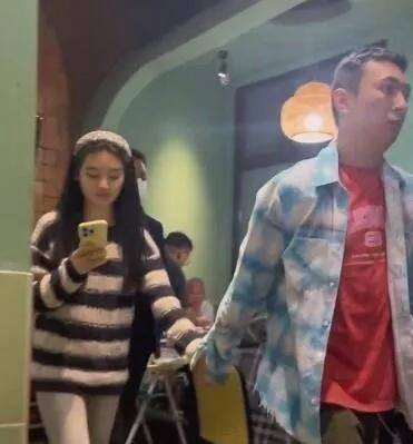 
撕葱新换女友的消息早已街传巷议，原本只以为他又找了一个网红美女，哪知道神通广大