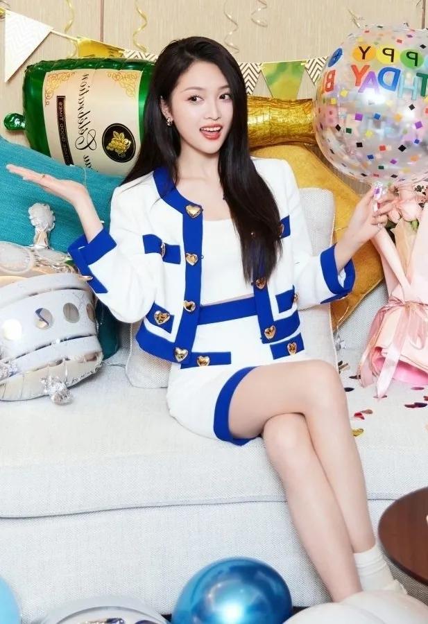 吴宣仪她的五官精致，气质优雅备受关注。
她不仅有着出众的音乐才华和表演能力，还拥