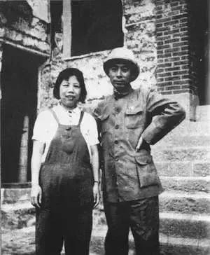 1976年1月8日清晨，邓颖超正在刷牙。突然，秘书跑过来哽咽说：“邓大姐，医院让