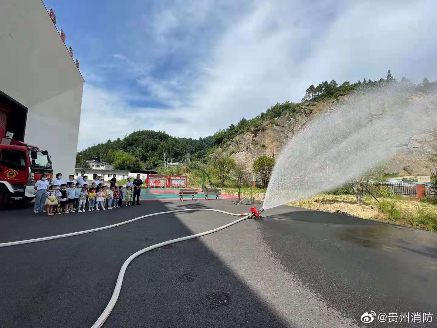 阳光虽然炎热，但总给人带来明媚