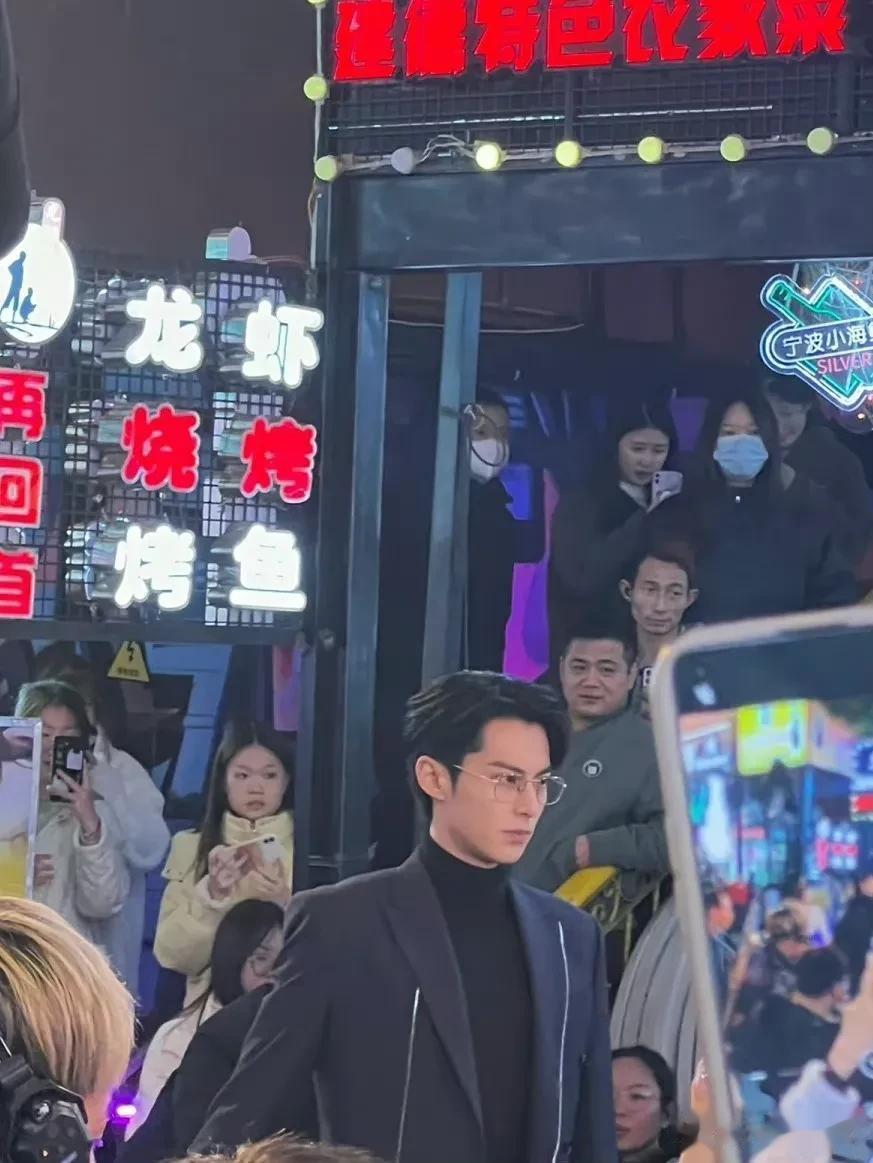 好像知道了王鹤棣为什么这么火了

放在人群中就是大帅哥啊，生图太帅了