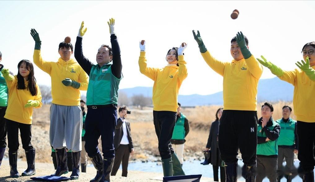韩国第一夫人真爱美！现场捡垃圾偶像包袱重，50岁穿柠檬黄卫衣似大学生！
 
韩国