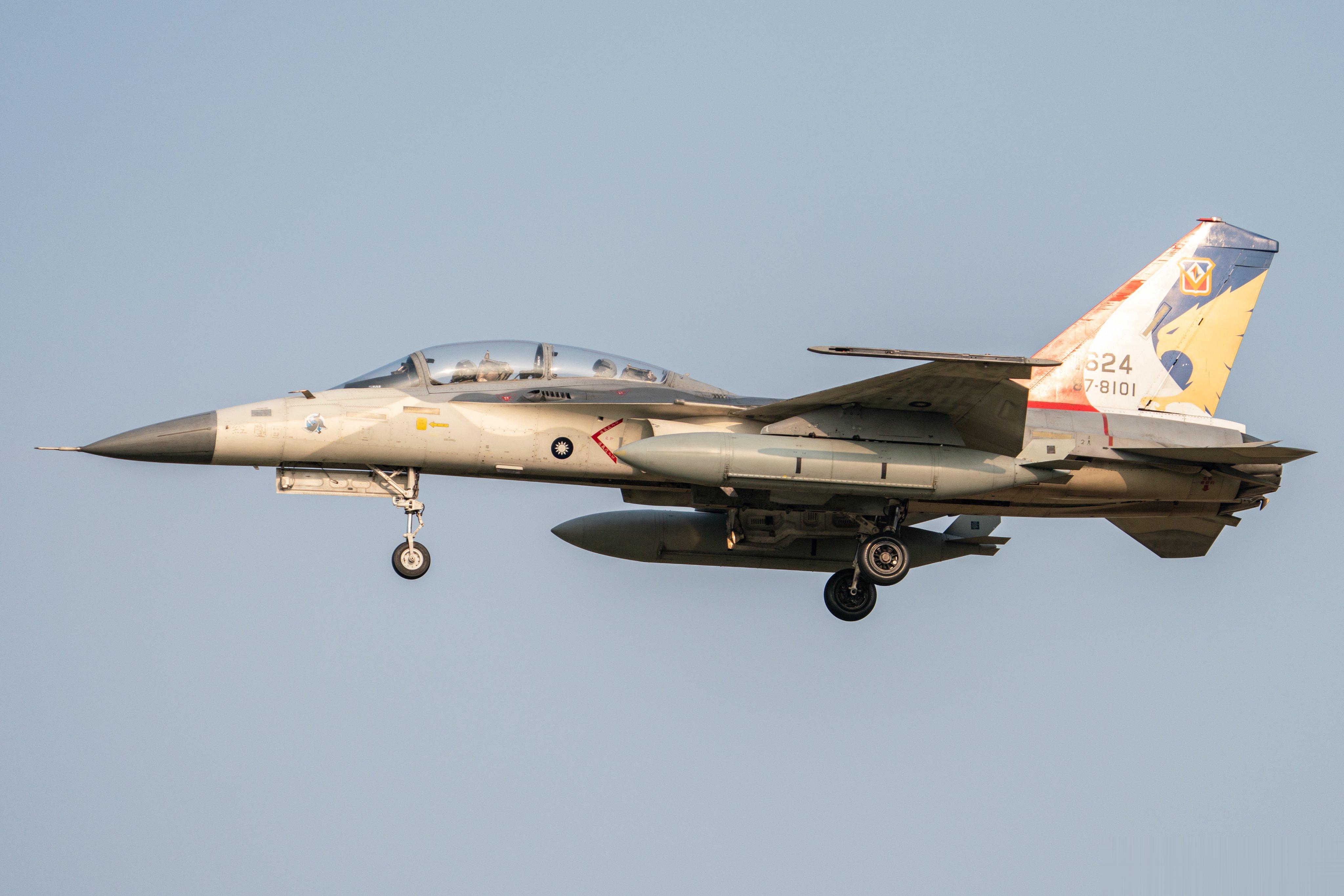 3月20日台南机场训练的IDF，花尾巴还是#航空[超话]##武器装备[超话]# 