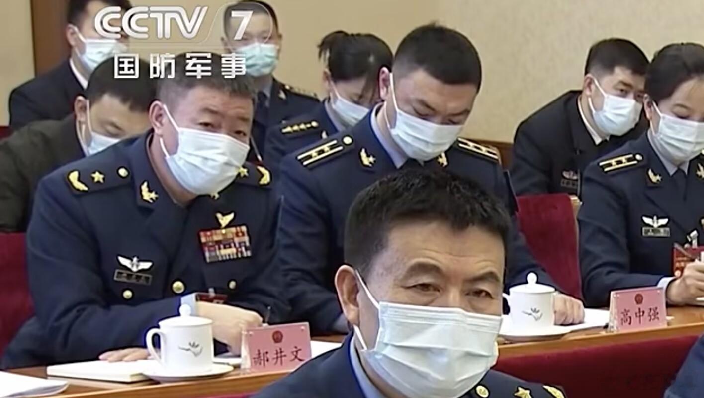 坐在一起的郝司令和高大队 ​​​