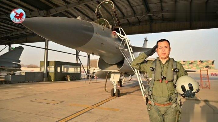 中部空军某旅金头盔飞行员张松……难得，印象中该旅夺得金头盔还是第一次 ​​​