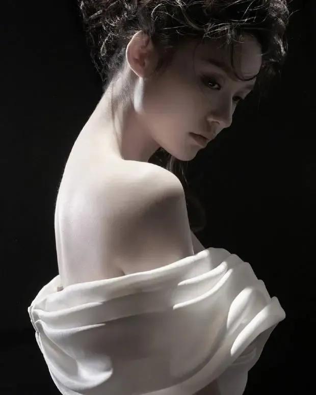 我脸盲了吧？第一眼你会把她看成