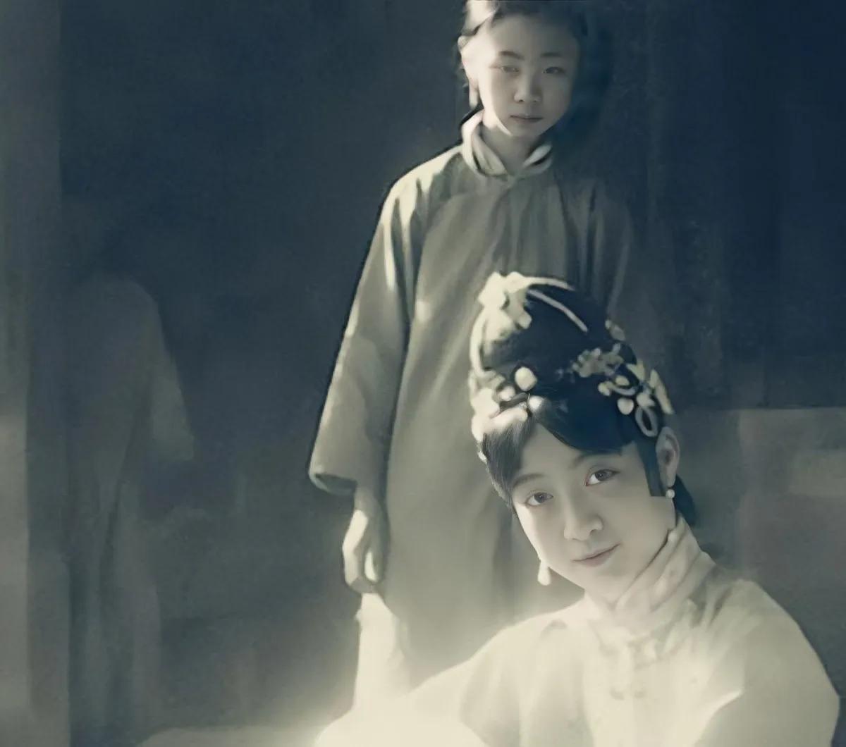 末代皇后婉容的一张留影，站在她身边服侍她的小宫女，长得亭亭玉立，非常清秀。
婉容