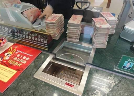 河南新乡的郑先生拿着自己银行卡取款，卡内自身只有4万元，告知工作人员全部取出，工