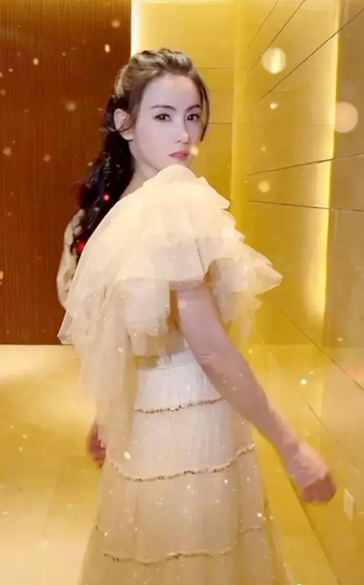这才是美到骨子里的女人，气质高雅，五官精致，三个孩子的妈妈照样美出新高度。

张