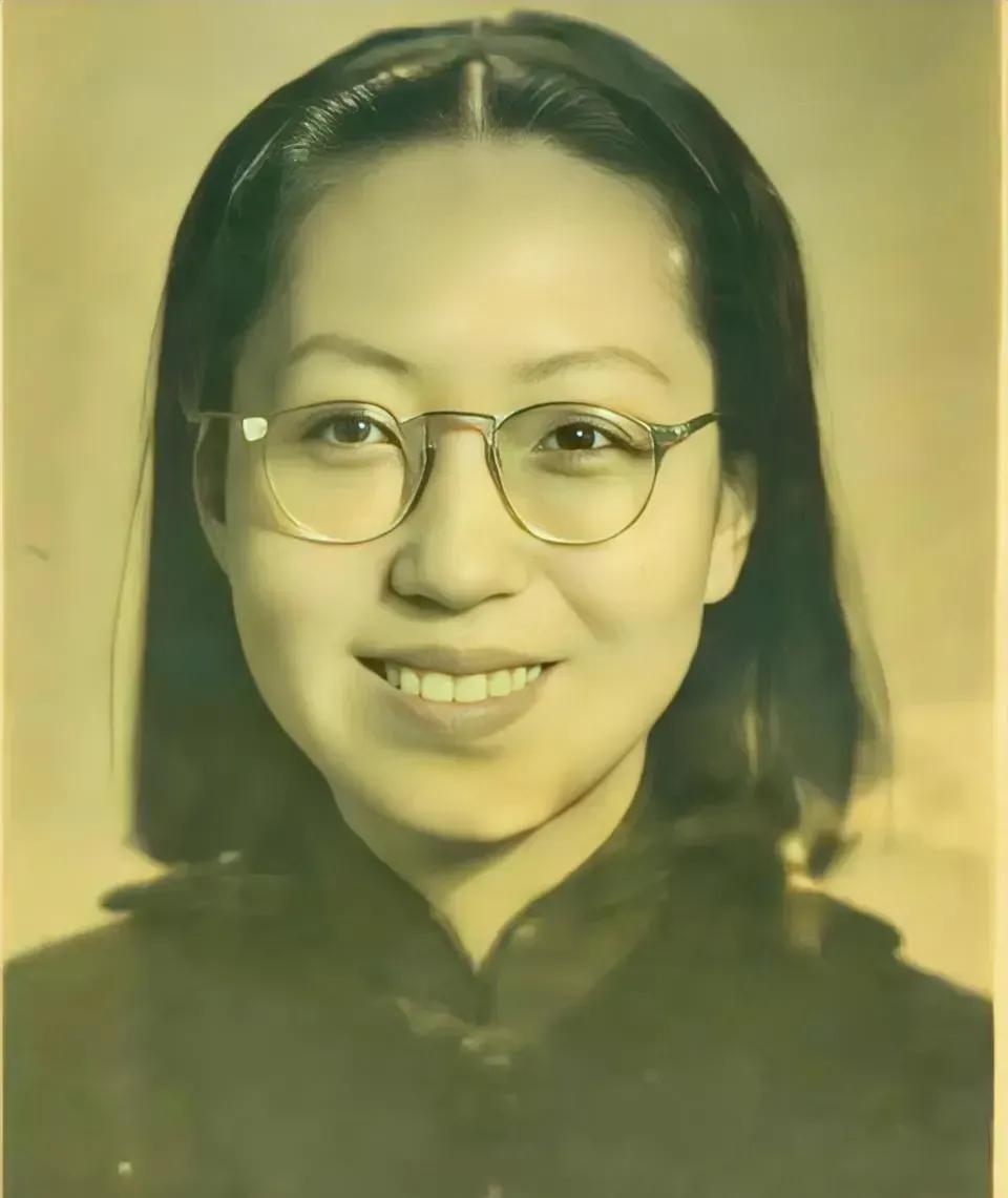 1939年，正在香港大学就读的张爱玲，年轻的张爱玲戴着眼镜，笑容很灿烂。
张爱玲