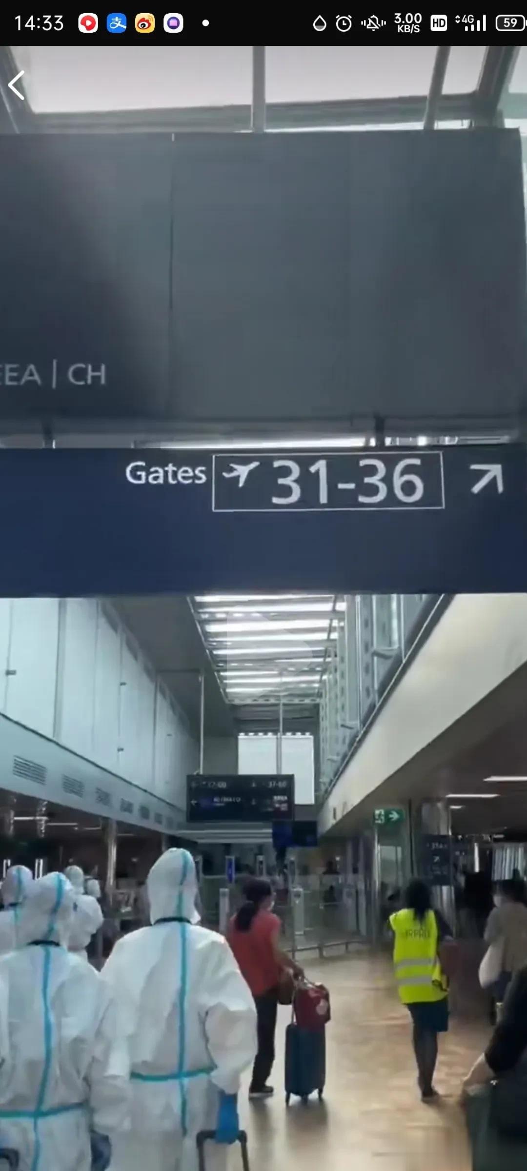 回头看看疫情期间那时候有多么无知吧？

机组人员全副武装再机场走，即使天气再热也