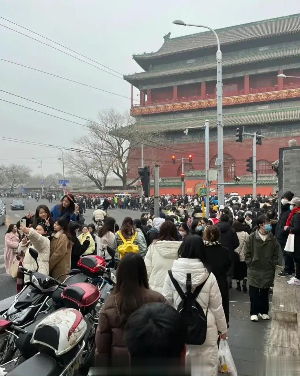 转自网友，鼓楼的日常……[允悲][允悲] ​​​
