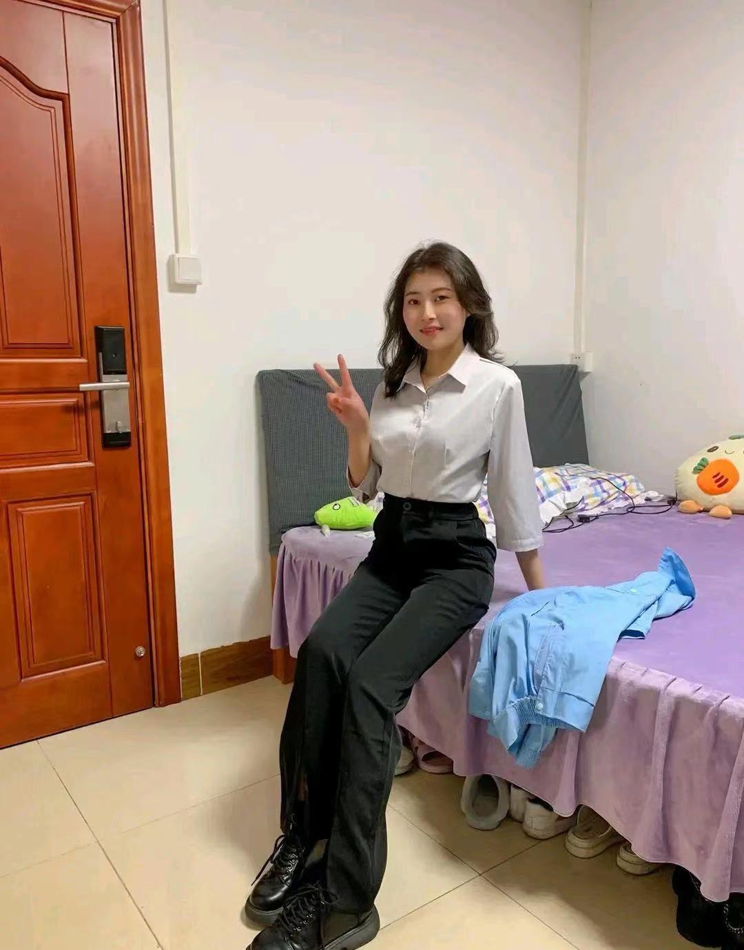 本人本科毕业，结婚生子，生完第一个孩子就全职照顾家庭，每天的工作就是接送孩子，做