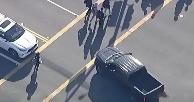 文明歹徒！美国警匪追击的过程中上演飙车大戏，但是面对成群放学的学生时，这名歹徒却