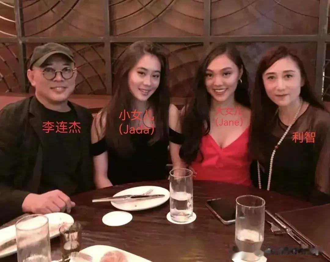 李连杰一家四口温馨聚。

自从结婚以来，李连杰和利智一直保持低调，这些年来，他一