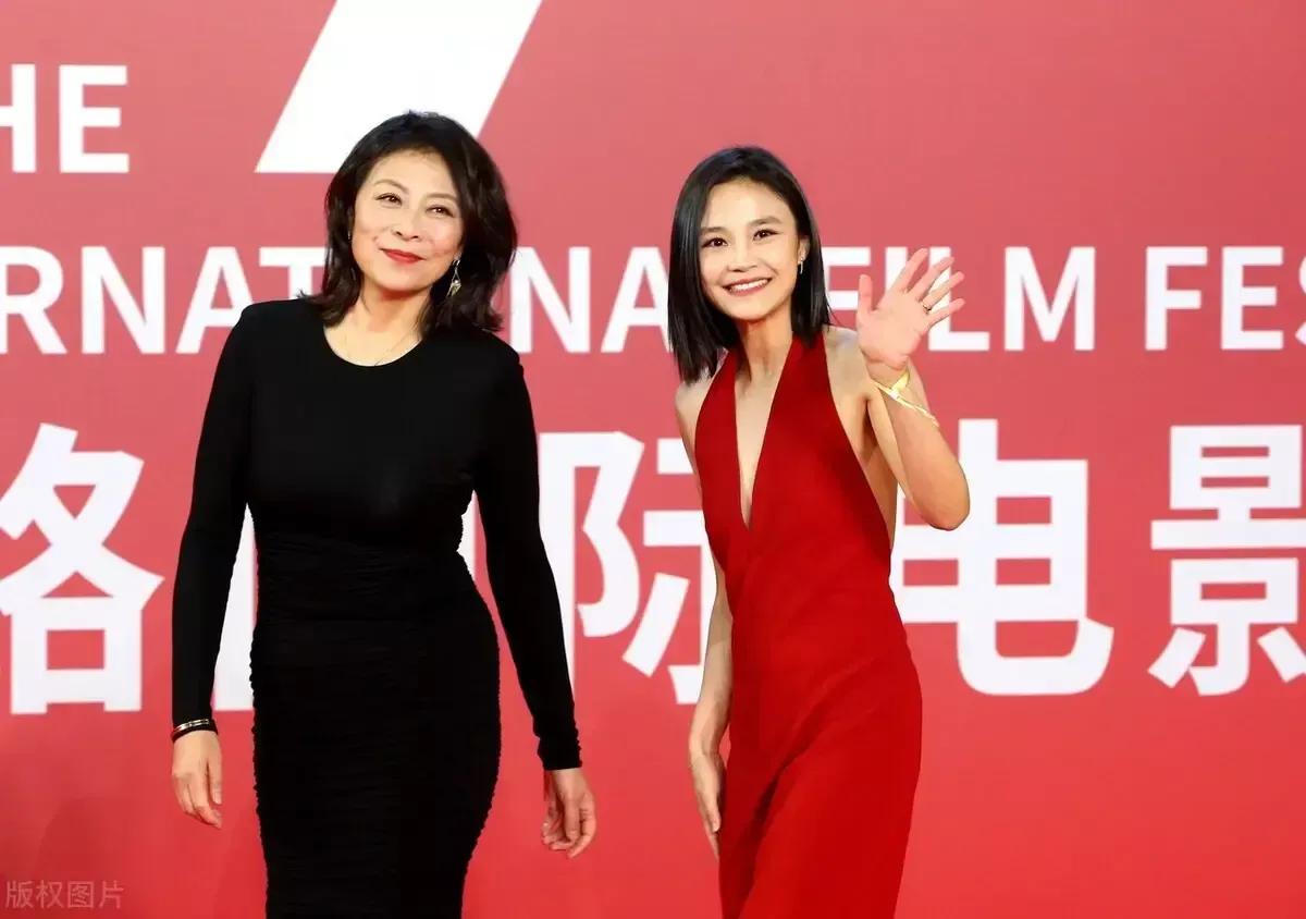 岳红罕见携32岁女儿亮相，女儿颜值不输妈，穿V领挺大方。

岳红罕见带32岁女儿