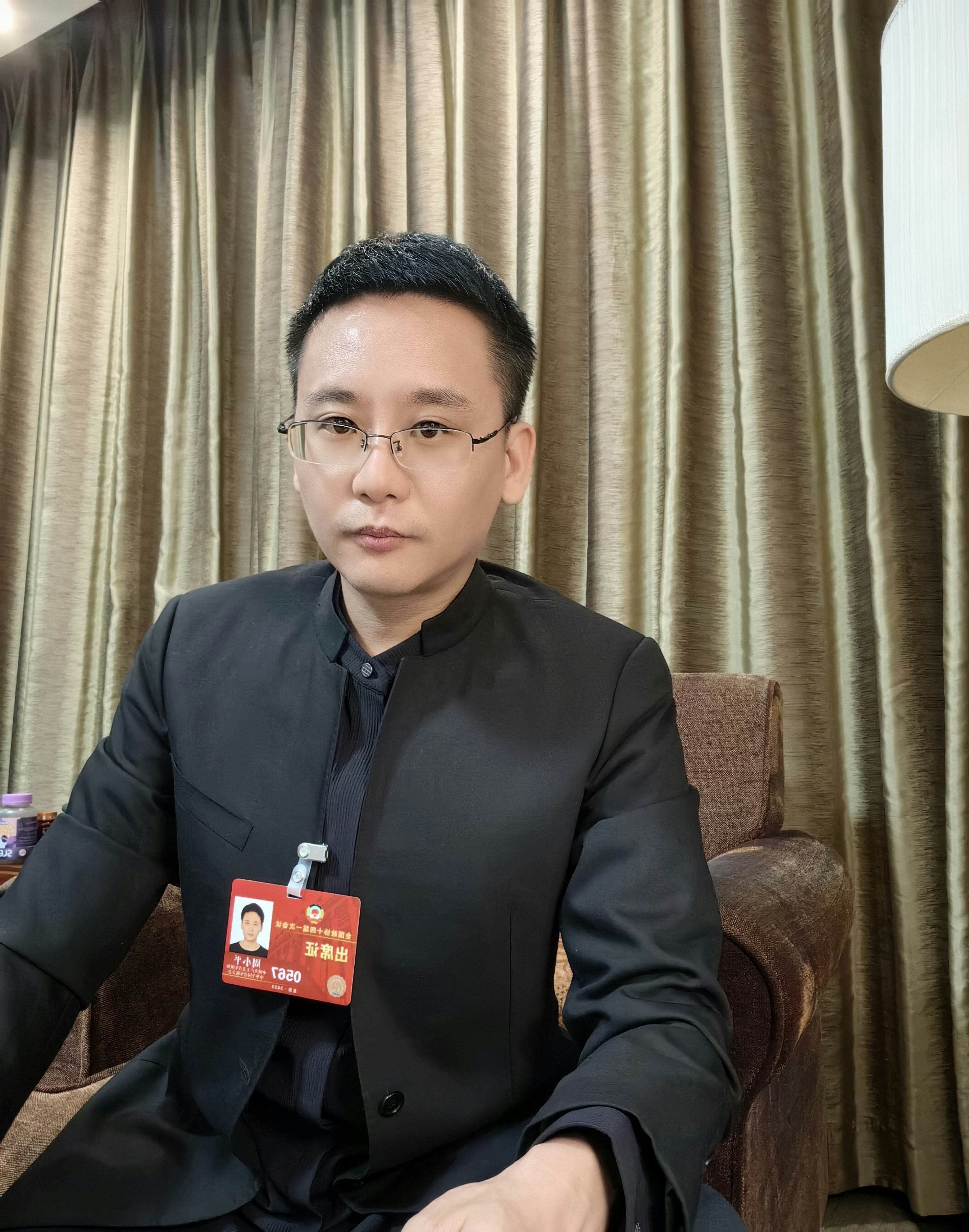 周小平委员提案：关于解决部分军烈士遗孀回迁户籍困难的提案。恳请允许军烈属无条件不