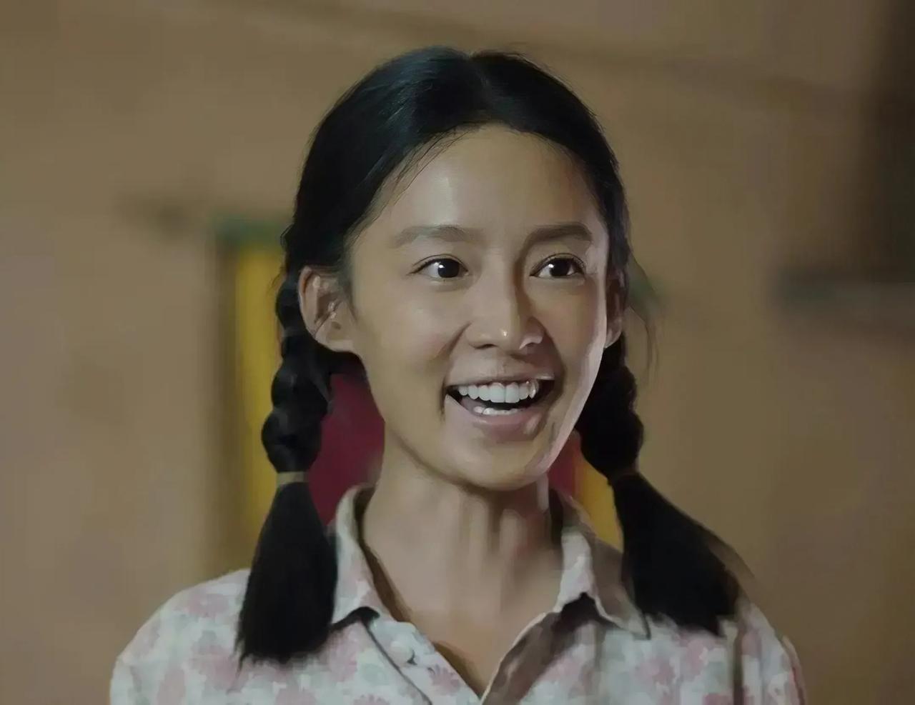 李沁在新剧《人生之路》里的扮相真有点失败了，一副黑干瘦的形象，怎么看都像是在丑化