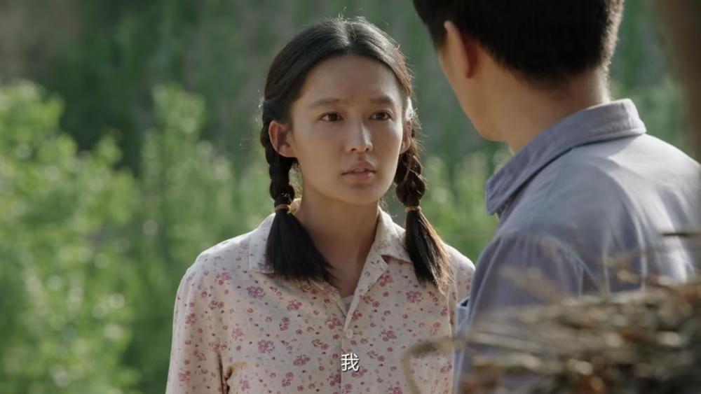 马栓就是附近村子里的一个小队的组长，他皮肤黝黑，体格健壮，朴实朴实，虽然不认得几