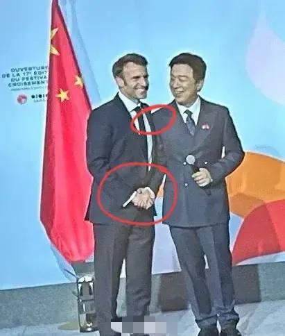 黄渤暴露了真是身高！黄渤作为中国艺术外交大使成功完成了接待马克龙的接待人物。

