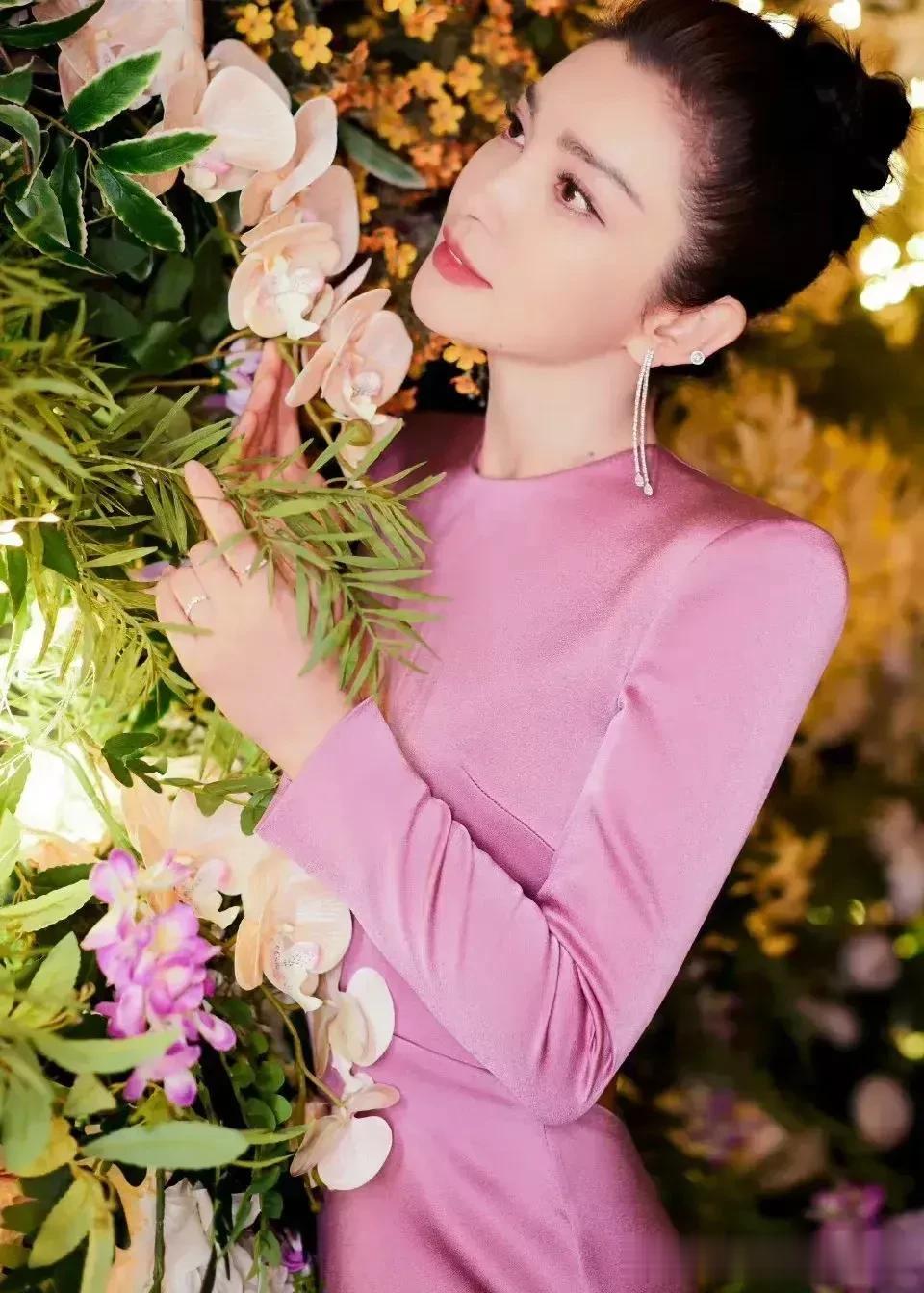 50岁的李冰冰真的很抢眼！

李冰冰是内地传奇女星，娱乐圈隐形富豪。

李冰冰刚