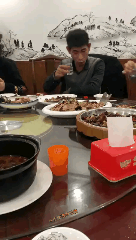 一杯“闷倒驴”下肚，这位精通72般变化的大兄弟，已经施展了36变[捂脸]想吐不敢