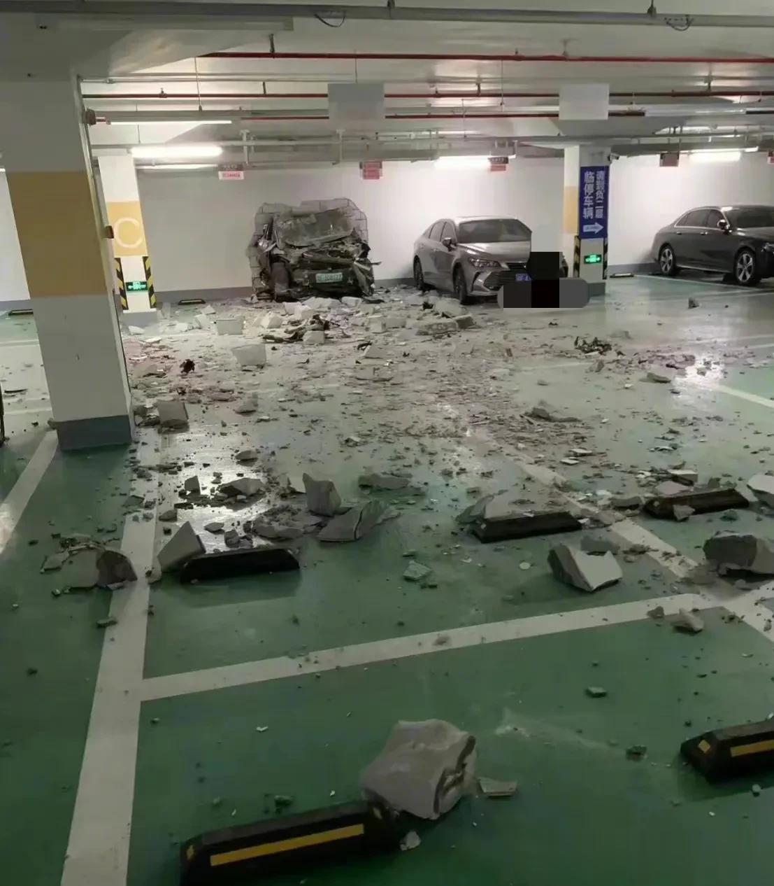 蔚来车主疑似油门当刹车，在车库直接穿墙[石化][石化][石化] 

@ 网友1：