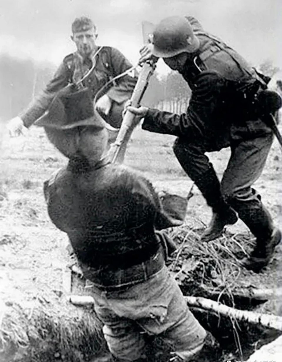 #历史那些事[超话]#二战时期的一张经典照片中，一名德国士兵正在接受刺杀训练。这