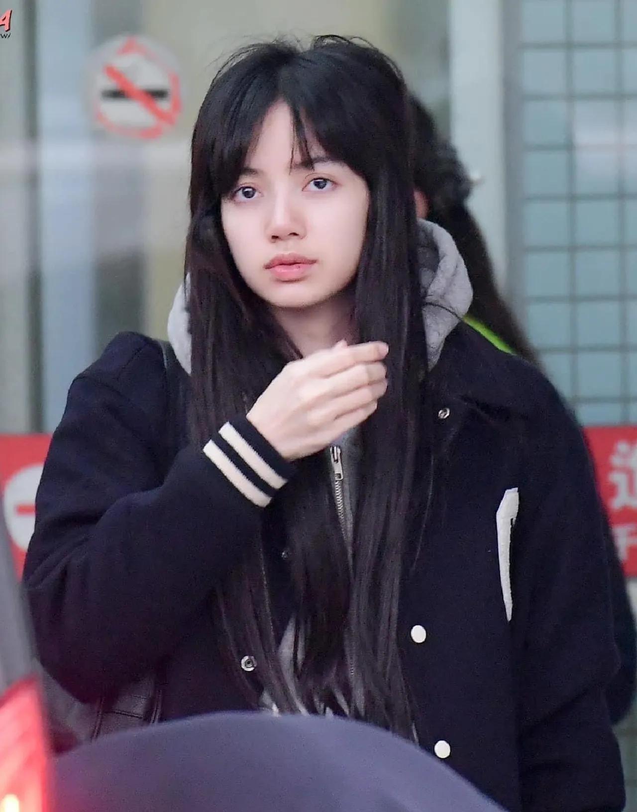LISA：讨厌这种没边界的[捂脸]刚睡醒的莎。素颜状态也太好了
刚刚睡醒就拍我[