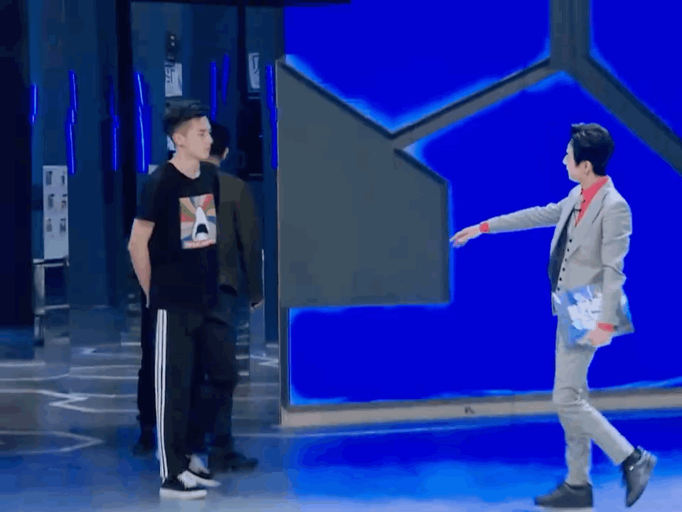 王鹤棣激动抱何炅，感谢知遇之恩