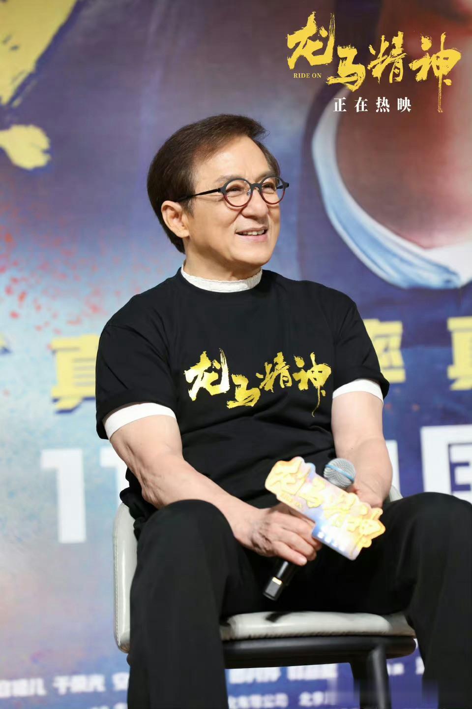 敬业精神比很多演员、电影人更值得尊重。

近日有网传成龙、刘浩存主演的《龙马精神
