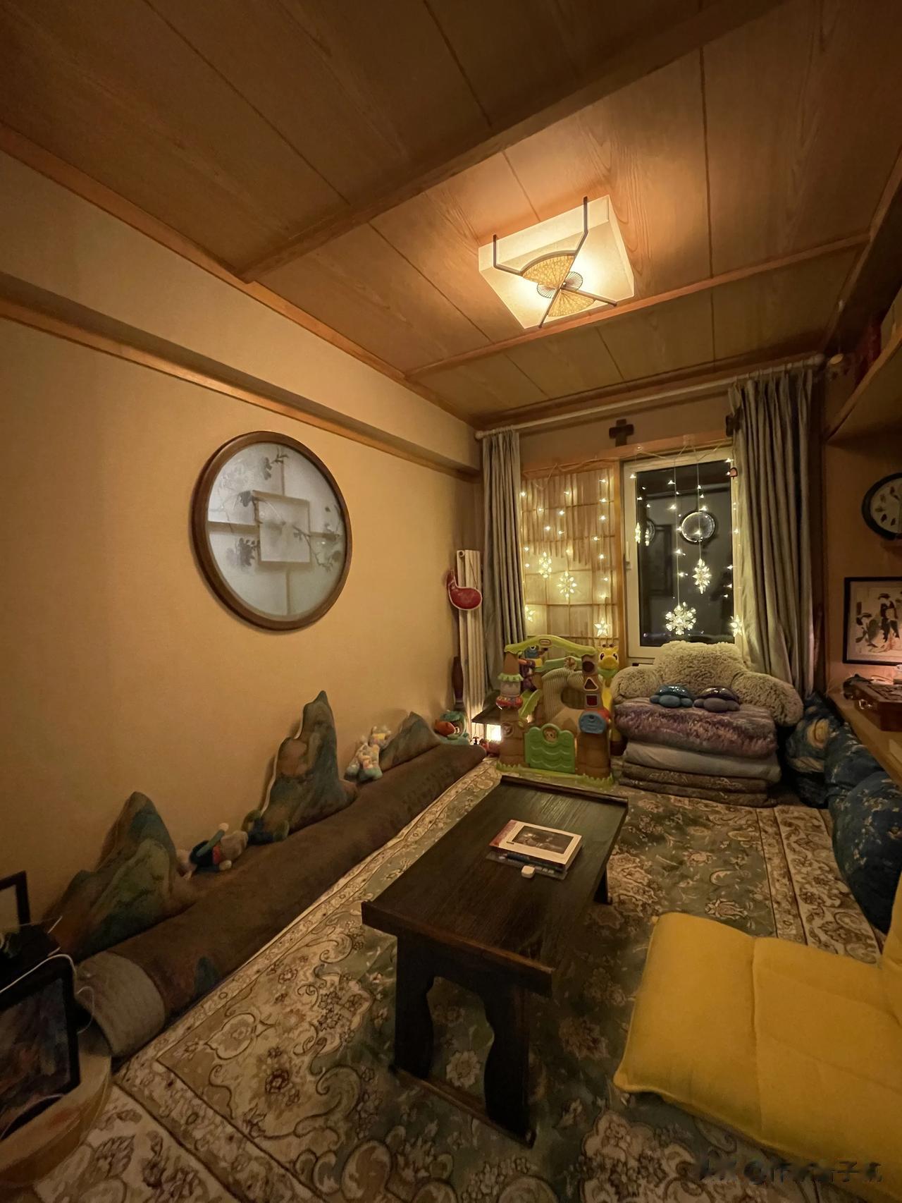 平安夜来临，一边在榻榻米房间阅读充满基督教赎罪精神的伟大著作《卡拉马佐夫兄弟》，